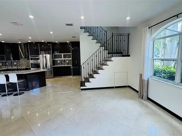 1094 Redwood St — Photo 2