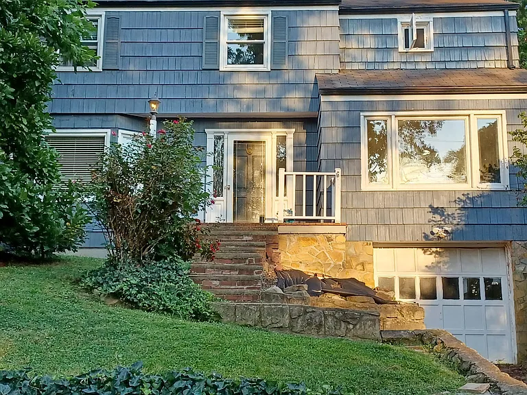 1307 Oakmont Rd — Photo 1