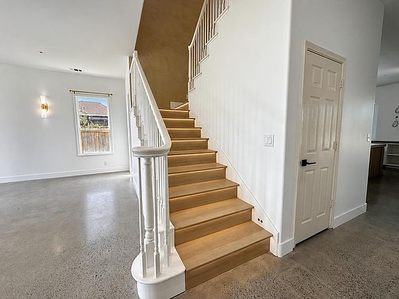 3rd image of 619 Pecan Dr