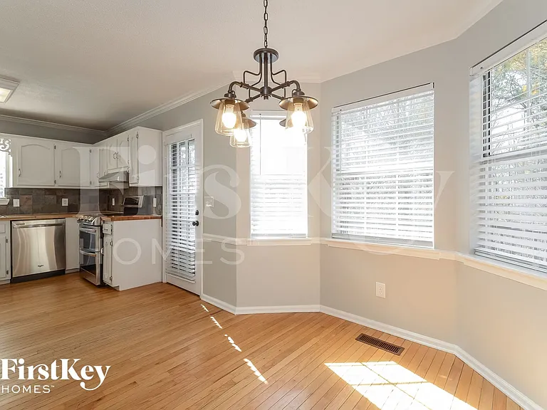 1049 Independence Ct — Photo 6