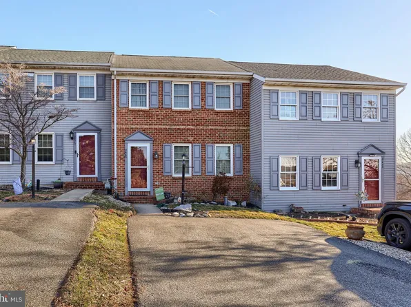 2465 Woodmont Dr, York, PA 17404