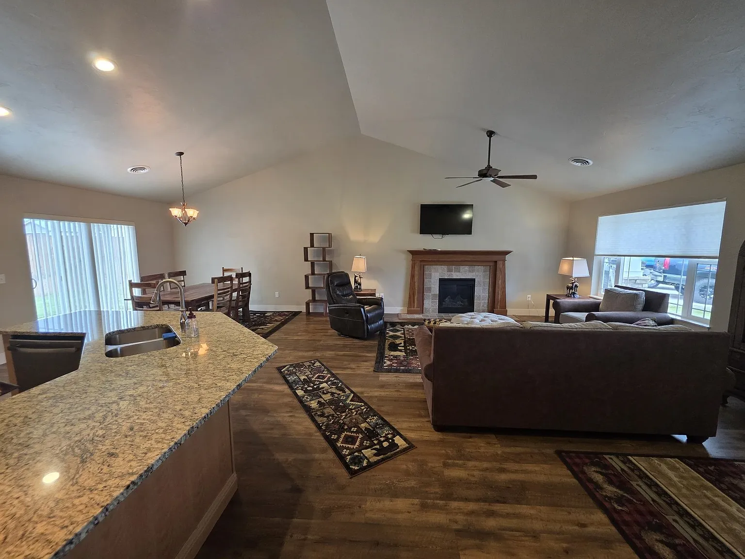 3 bed, 3.0 bath, 1548 sqft, $2,800 — Photo 2