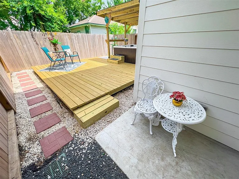2404 Saint Charles St — Photo 24
