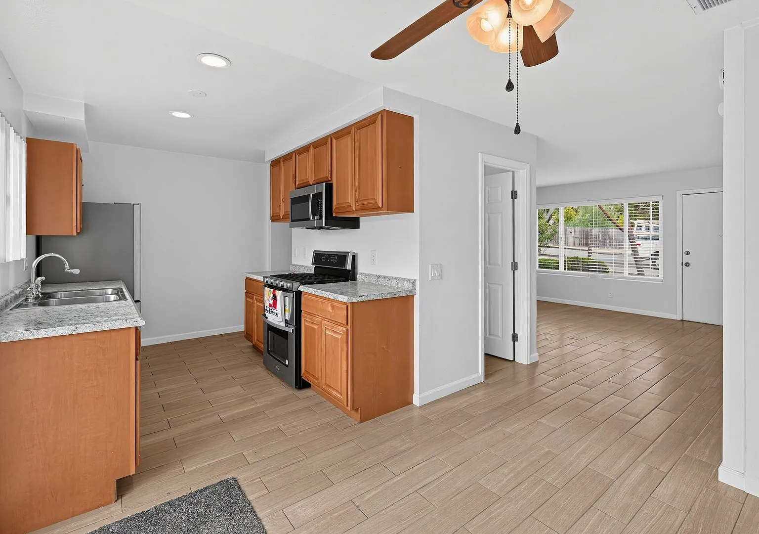 3 Bed / 1.5 Bath Townhome! — Photo 4