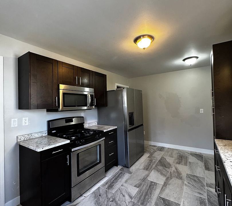 1st image of 909 10th St NW
