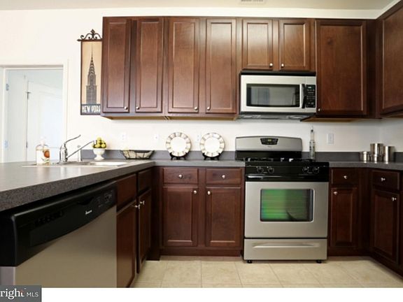 5th image of 948 Camelot Ct