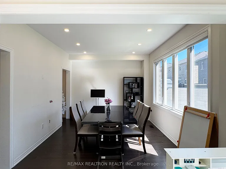 7 Crofting Cres — Photo 11