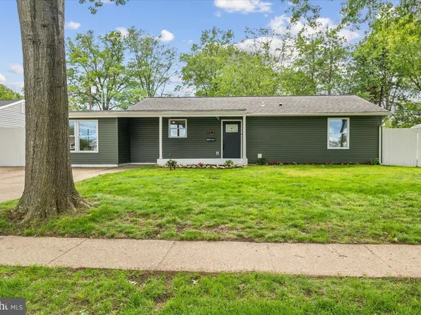 119 Oaktree Dr, Levittown, PA 19055