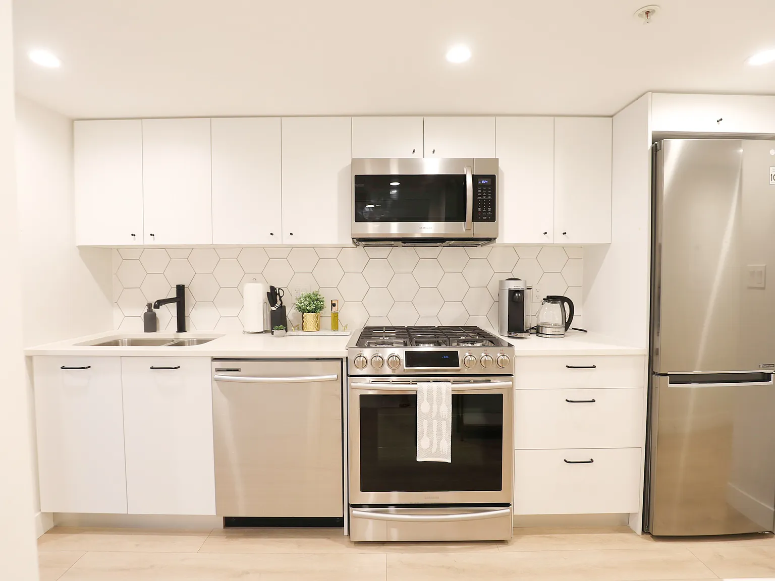 Fully Furnished - 1 Bed with Mountain Views, Laundry, Parking and Wifi Included. 90 Day Minimum. — Photo 3