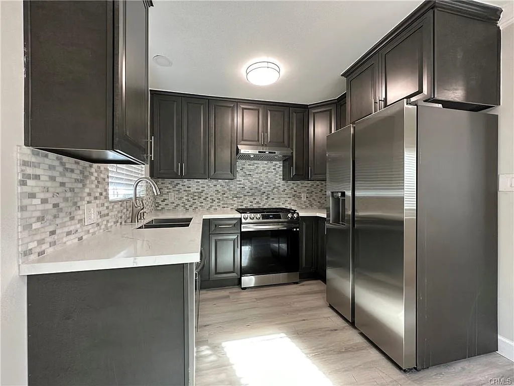 2 bed, 900 sqft, $3,000 — Photo 3