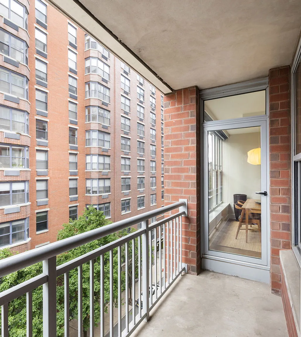 2 bed, 1.5 bath, 1072 sqft, $6,400 — Photo 2