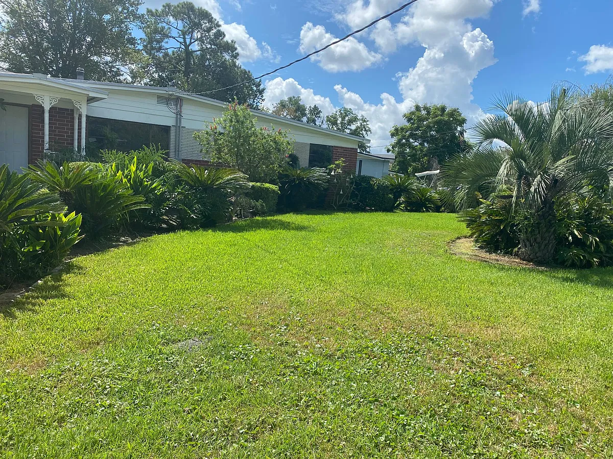 large front and back yard - 2107 Lou Dr W