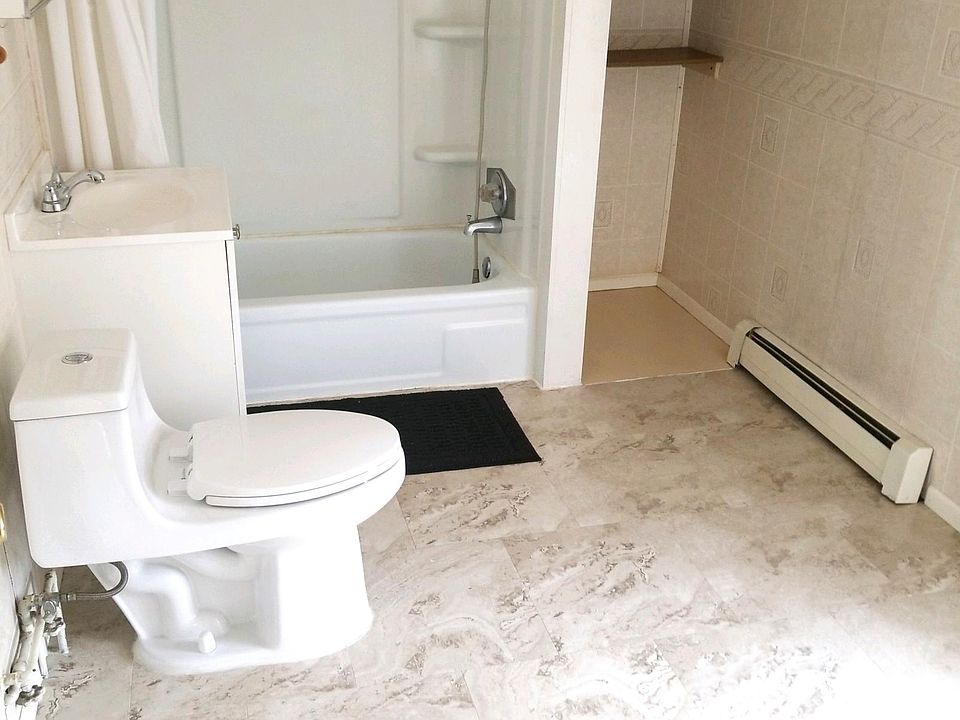 Large full bath w washer/dryer hookups