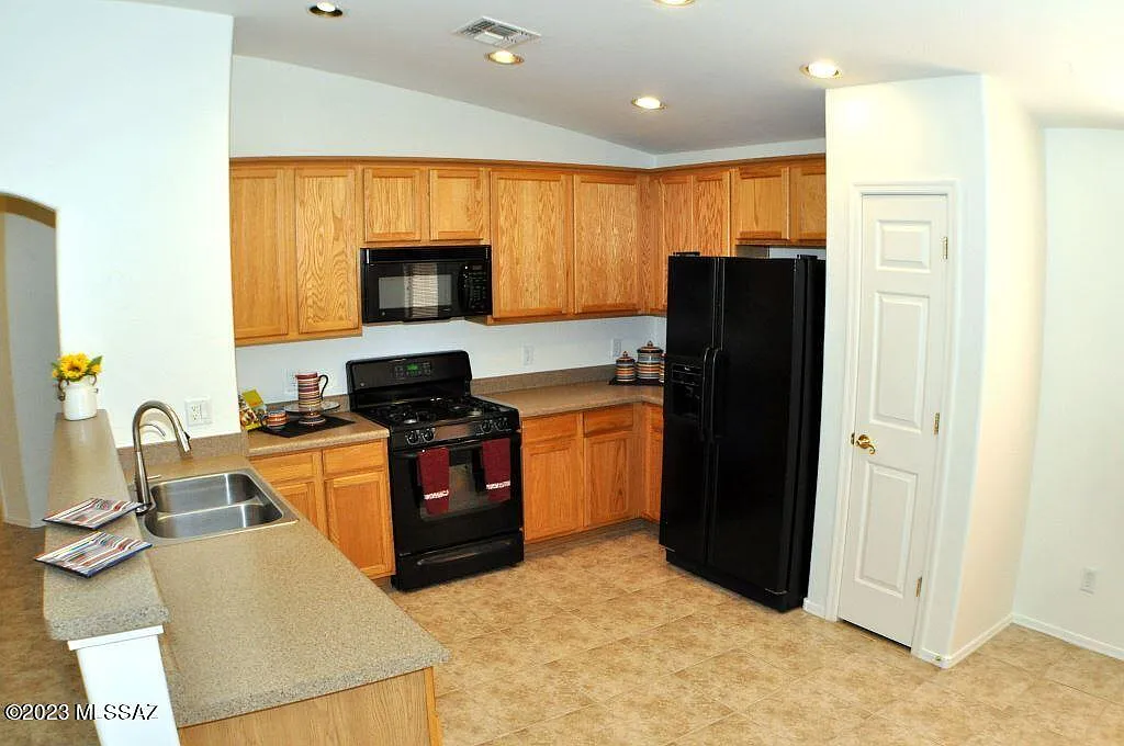 4 bed, 2.0 bath, 1538 sqft, $1,900 — Photo 2