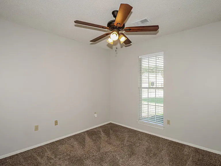 6935 Amanda Dr N — Photo 13
