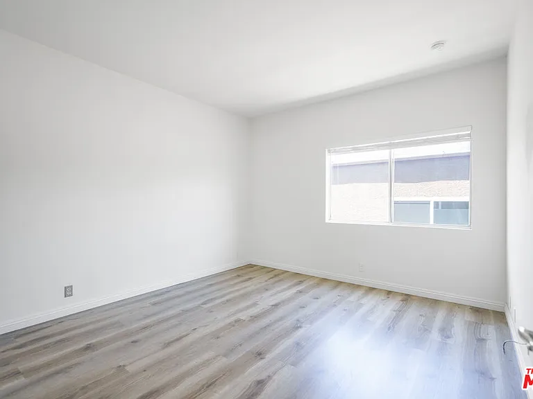 22705 Del Valle St #6 — Photo 13