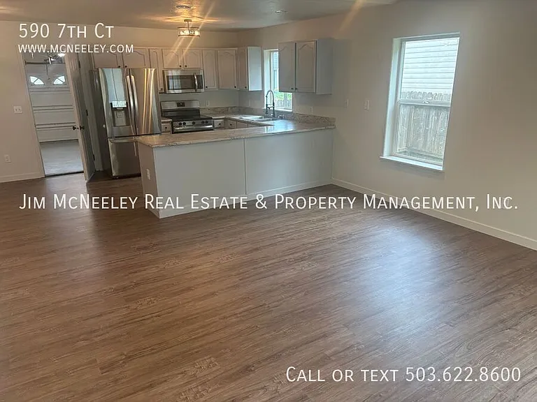 590 7th Ct — Photo 4