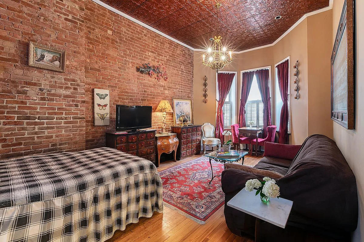 136 W 70th St APT 3 photo 1