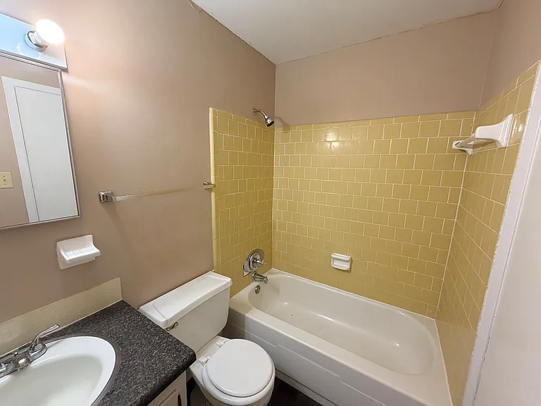 408 S College St — Photo 9