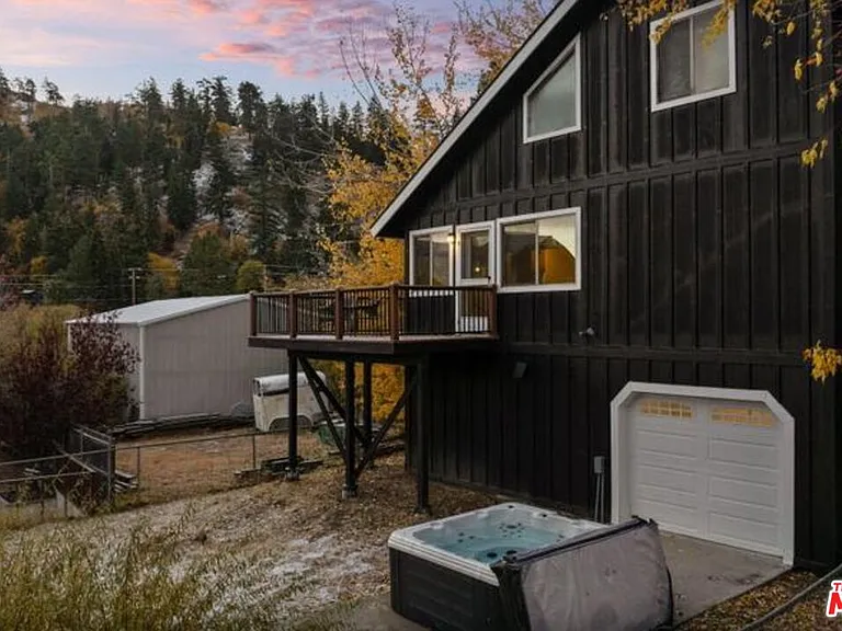 993 Cameron Dr — Photo 2