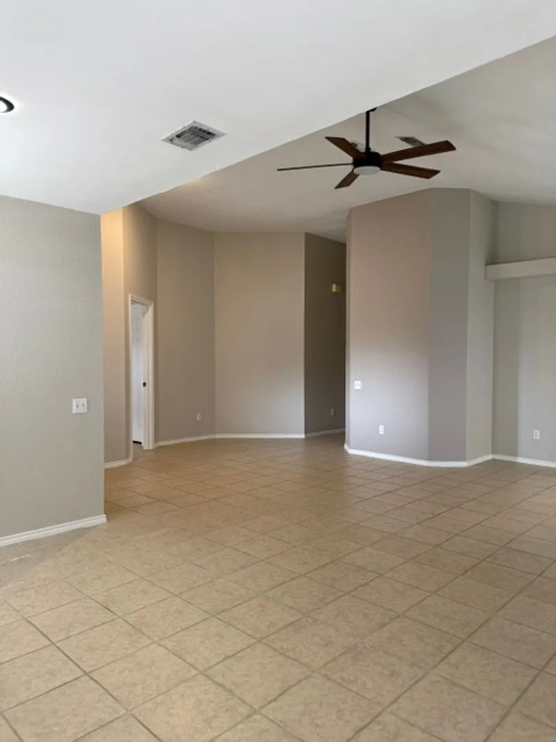 3 bed, 2.0 bath, 1600 sqft, $2,000 — Photo 3