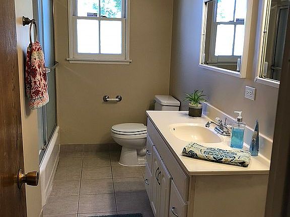 Hall bathroom for two bedroo