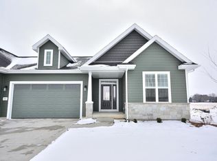 1021 Elderberry Rd, Oconomowoc, WI 53066