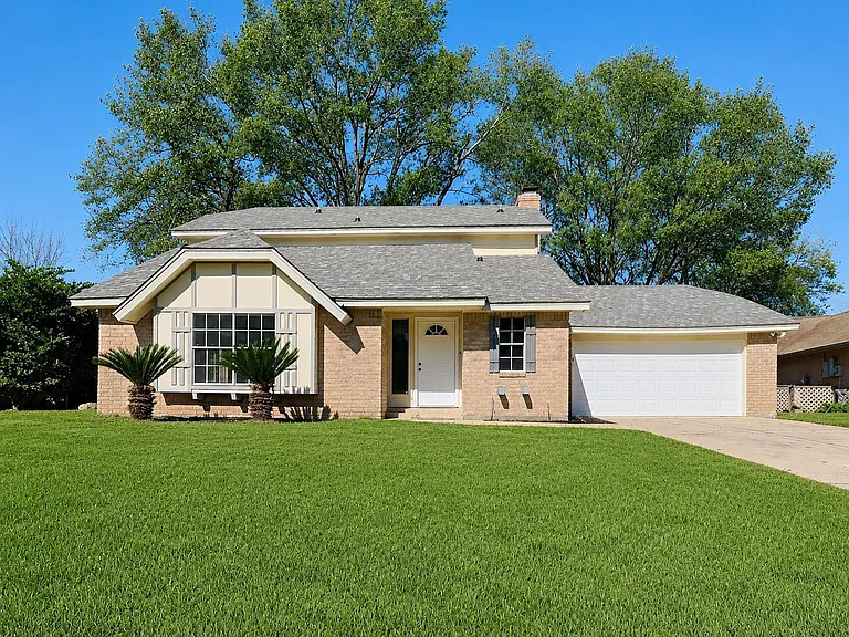 3310 Hampton Dr — Photo 1