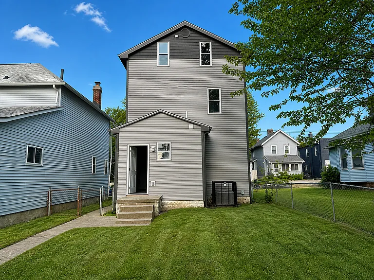 374 S Harris Ave — Photo 2