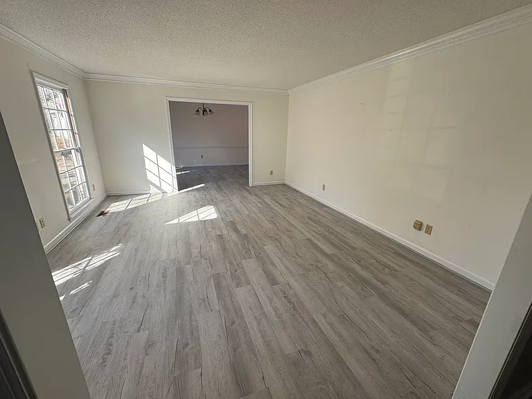 2102 Oakcrest Ct — Photo 4