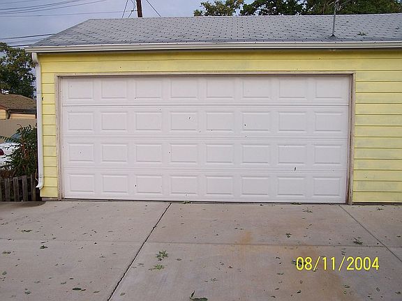 detached 2.5 car garage SW of house