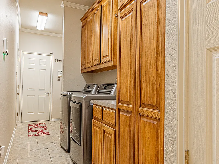 1606 S Hyde Park Ave — Photo 37