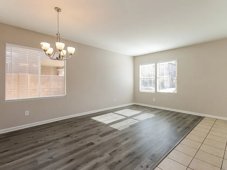 7233 S 40th Ave — Photo 4