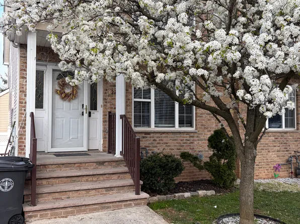 22 Santa Monica Ln, Staten Island, NY 10309