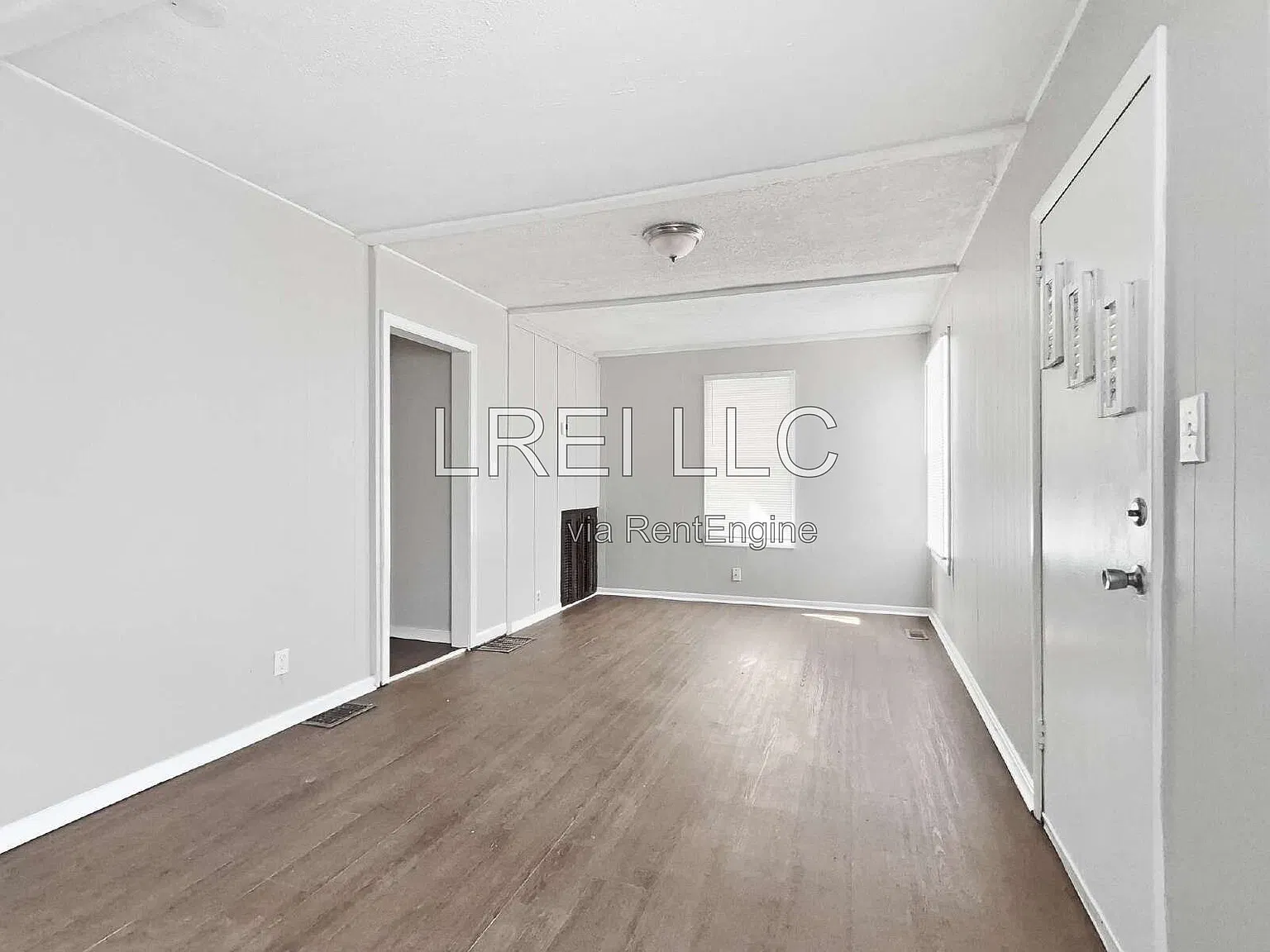 3 bed, 1.0 bath, 968 sqft, $1,095 — Photo 2