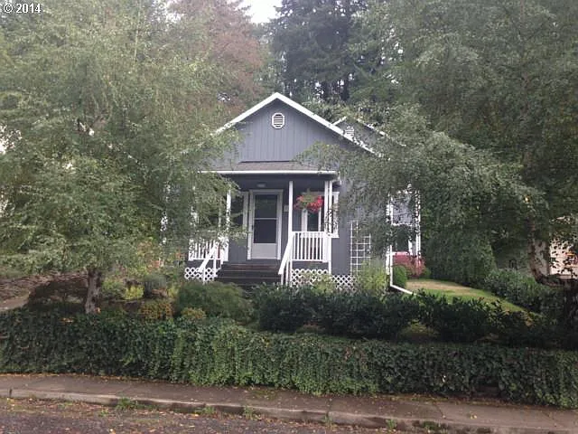 162 SE Shafford Ave photo 1