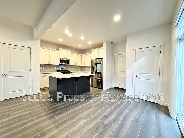 1248 S 28th Ter — Photo 5