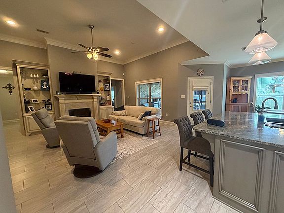 4th image of 615 Lancaster Dr