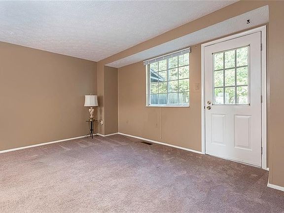 2nd image of 920 Lynwood Ct