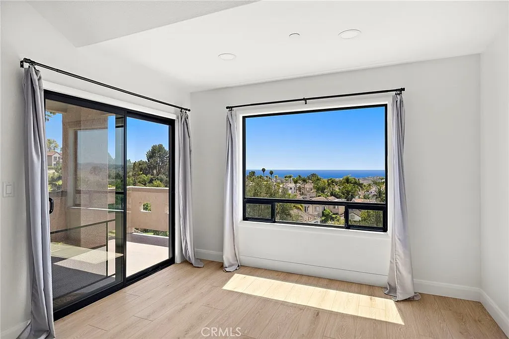2 bed, 877 sqft, $3,700 — Photo 3