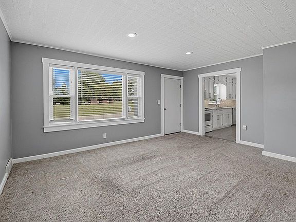 3rd image of 2067 W Division Rd