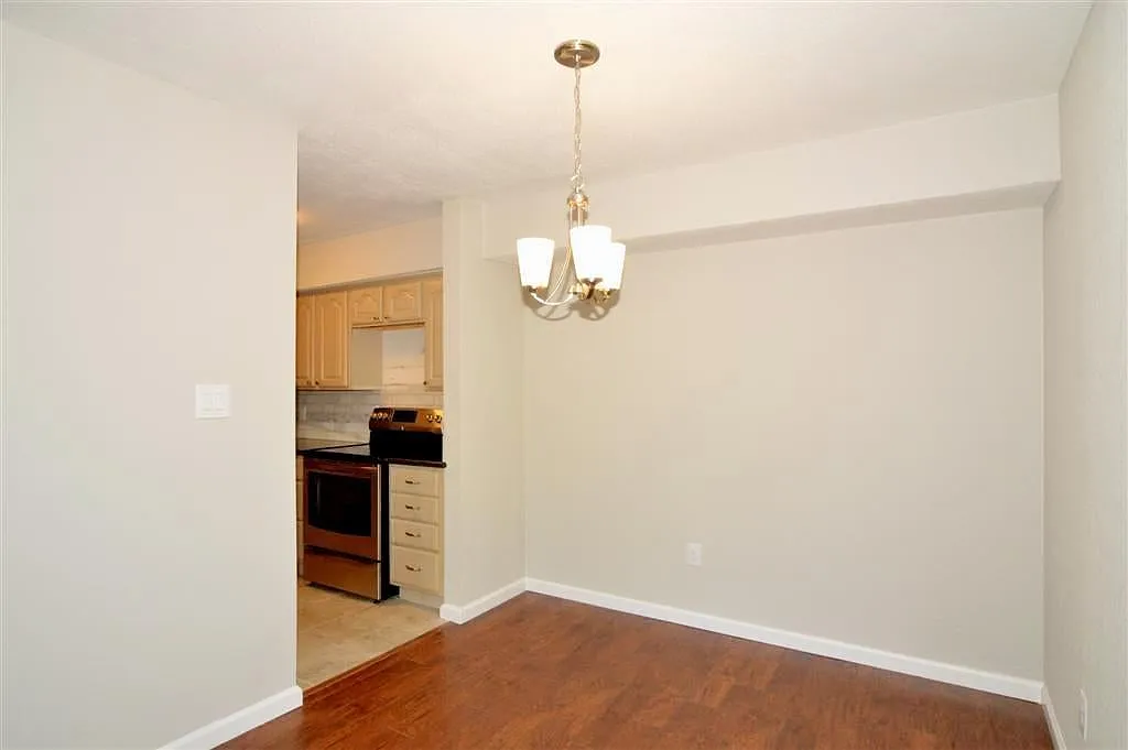 2 bed, 1040 sqft, $1,500 — Photo 4