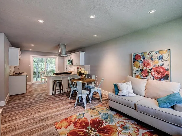2321 Lakehurst Dr — Photo 5