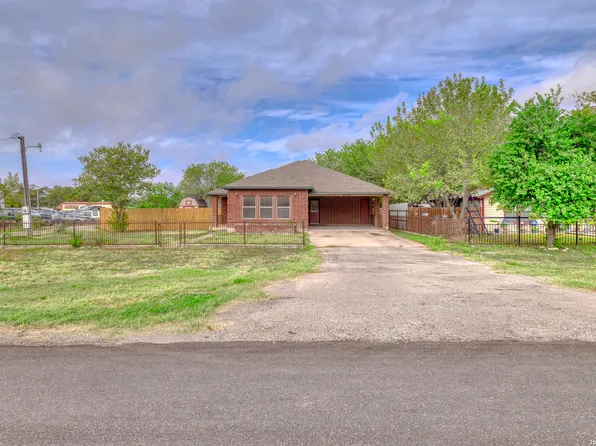 2211 N KNOX ST, Uvalde, TX 78801
