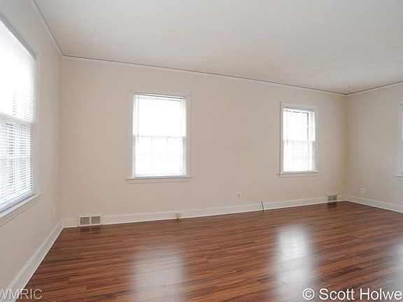 5th image of 2124 Houseman Ave NE