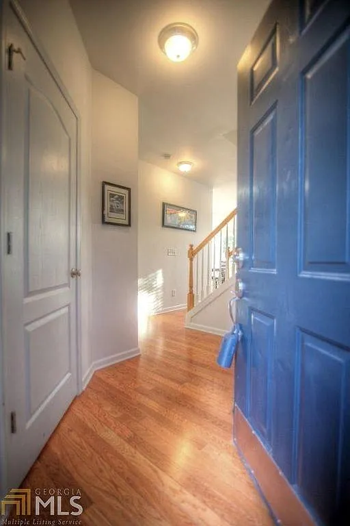 3 bed, 2360 sqft, $2,950 — Photo 2
