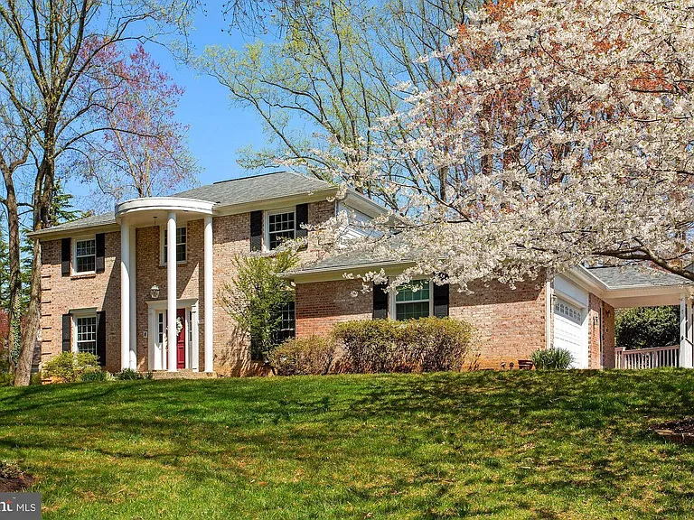 701 Ridge Dr — Photo 2
