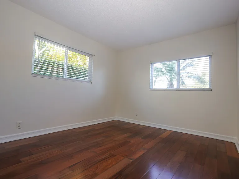 Oceanaire Villa Apartments — Photo 15