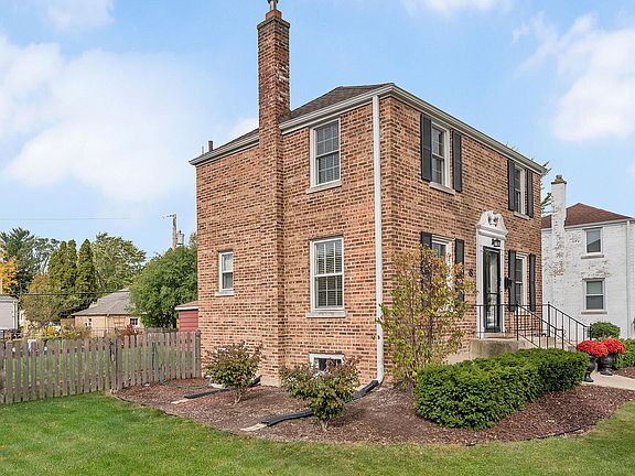 3rd image of 8 Iroquois Dr