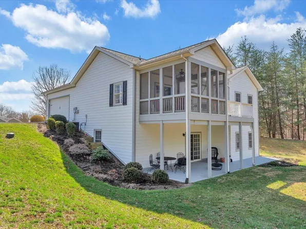 1034 Joffrey Dr, Huddleston, VA 24104